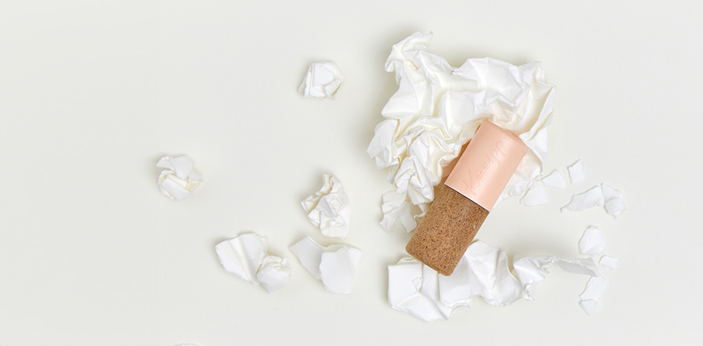 Kneippova p&eacute;če o rty je symbolicky um&iacute;stěna na kousc&iacute;ch pap&iacute;ru.